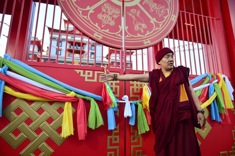 Место его возведения в 1992 году освятил Далай-лама XIV в ходе визита в Туву. Общая площадь храмового комплекса — 9,3 га