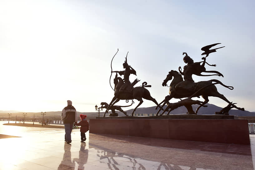 Скульптурная композиция «Царская охота» на берегу Енисея в городе Кызыл
