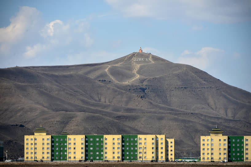 Виды Кызыла. Жилые дома на фоне статуи Будды, установленной в честь 100-летия государственности Республики Тыва