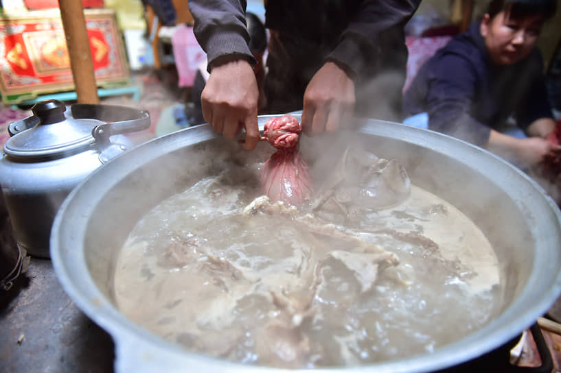 Еще одна достопримечательность Тувы — кухня &lt;br> На фото: пастухи во время приготовления национального супа «Кара-мюн» (тув. «Черный суп»), который варится из бараньего мяса и потрохов