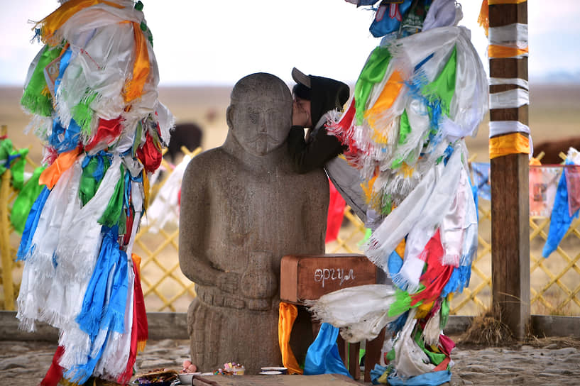 Девушка молится каменному изваянию воина Кижи-Кожээ. В народе его называют Чингисхан, а еще — «сымыраныыр кожээ» («изваяние, которому шепчут»). По поверьям, нашептанное на ухо войну желание обязательно сбывается