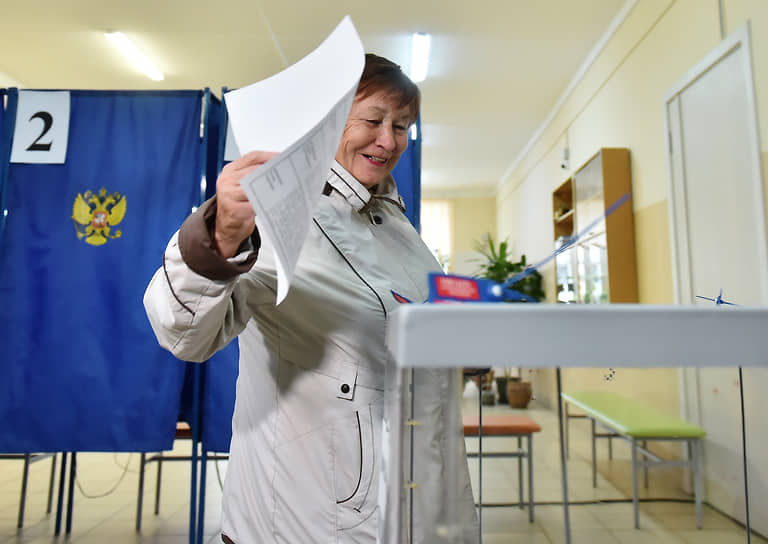 Выборы губернатора Новосибирской области. Избирательница во время голосования