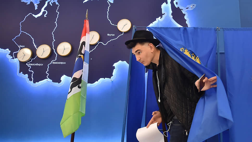 Новосибирск. Избиратель на участке в Сибирском госуниверситете водного транспорта во время единого дня голосования 10 сентября 2023 года.