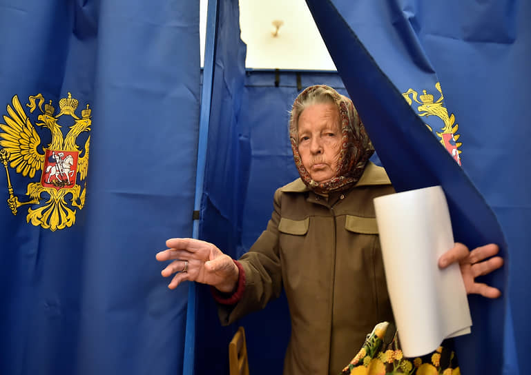 Новосибирск. Выборы губернатора Новосибирской области. Избиратели на участке во время голосования