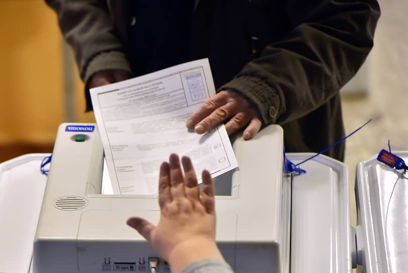 Новосибирск. Выборы губернатора Новосибирской области. Избиратели на участке во время голосования