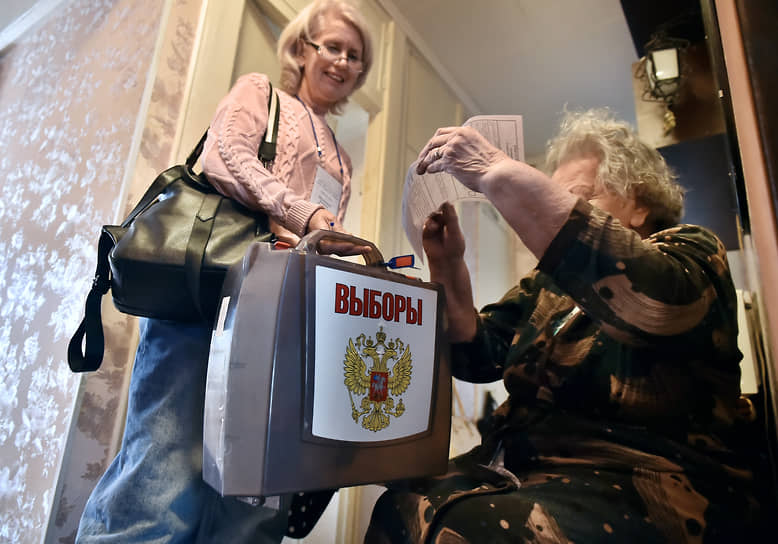 Выборы губернатора Новосибирской области. Члены избирательной комиссии во время выездного голосования на дому