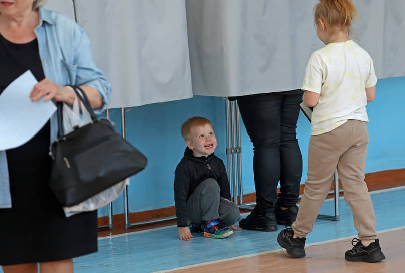 Барнаул.  Выборы губернатора Алтайского края. Избиратели на избирательном участке во время голосования.
