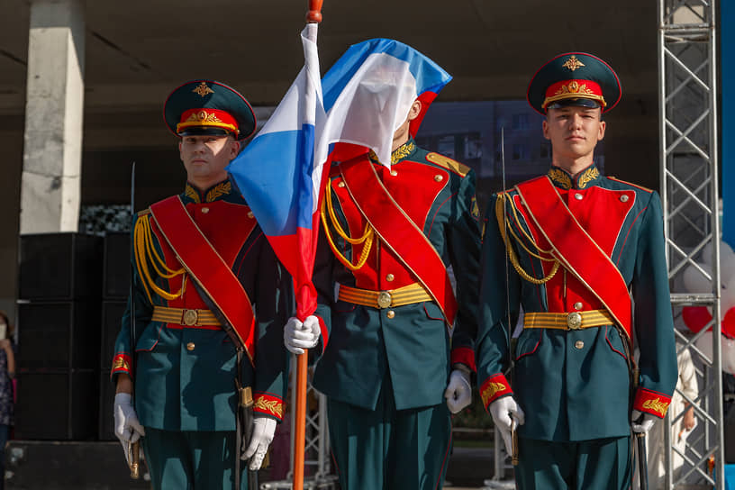 Торжественная линейка в школе в Новосибирске. Рота почетного караула с флагом России