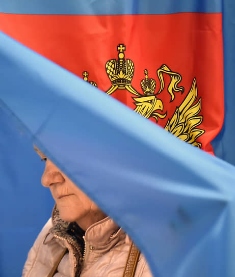 Выборы губернатора Новосибирской области. Работа избирательных участков. Избиратели на участке во время голосования