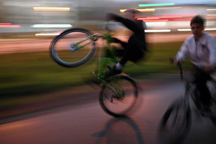Молодые люди едут на велосипедах в Омске