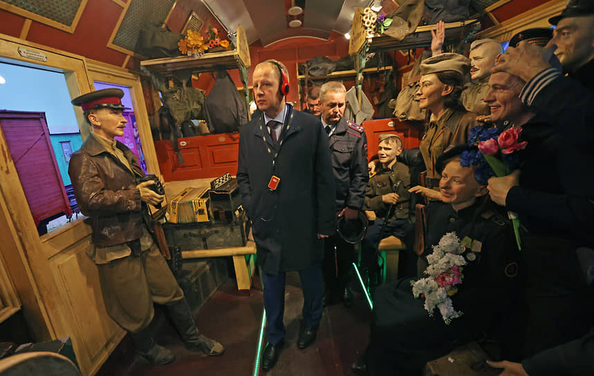 Губернатор Алтайского края Виктор Томенко во время посещения музея «Поезд Победы» в Барнауле