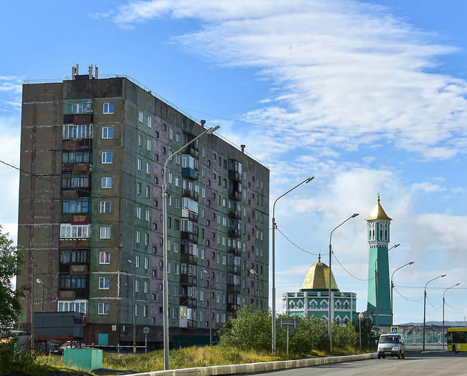 Самая северная мечеть мира, занесенная в Книгу рекордов Гиннесса, Нурд-Камал тоже находится в Норильске. Она возведена с учетом климатических особенностей: здание стоит на сваях, а четырехугольный минарет устойчив при сильных ветрах