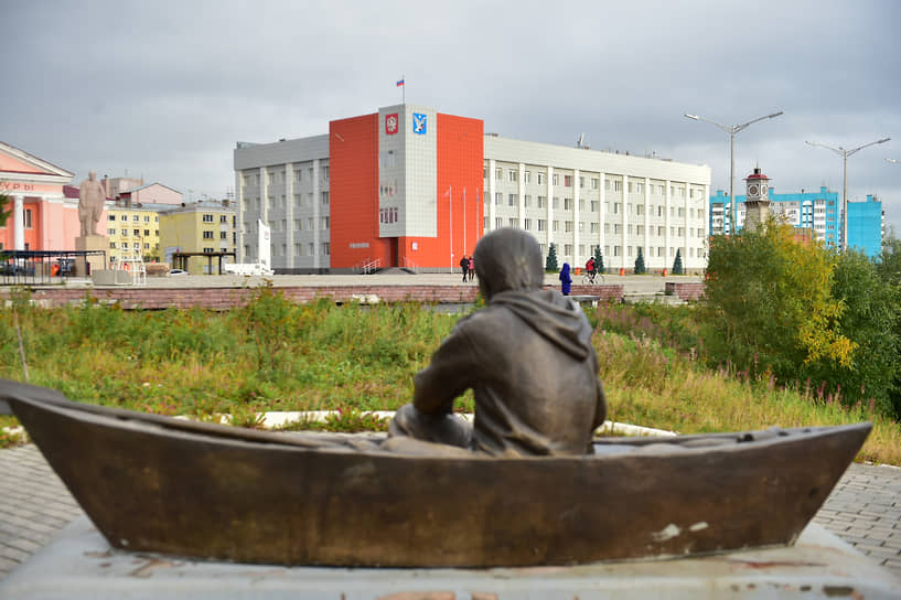 Дудинка – столица полуострова Таймыр, портовый город севернее Норильска, с населением чуть более 20 тыс. человек.  Основан он был еще в конце 17 века, но статус города получил в середине ХХ века