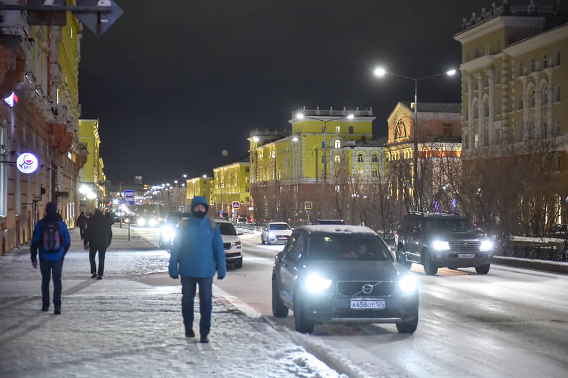 Под поверхностью земли – вечная мерзлота, уходящая вниз на 300-500 метров, поэтому большинство зданий в городе стоят на сваях, чтобы грунт под ними не таял