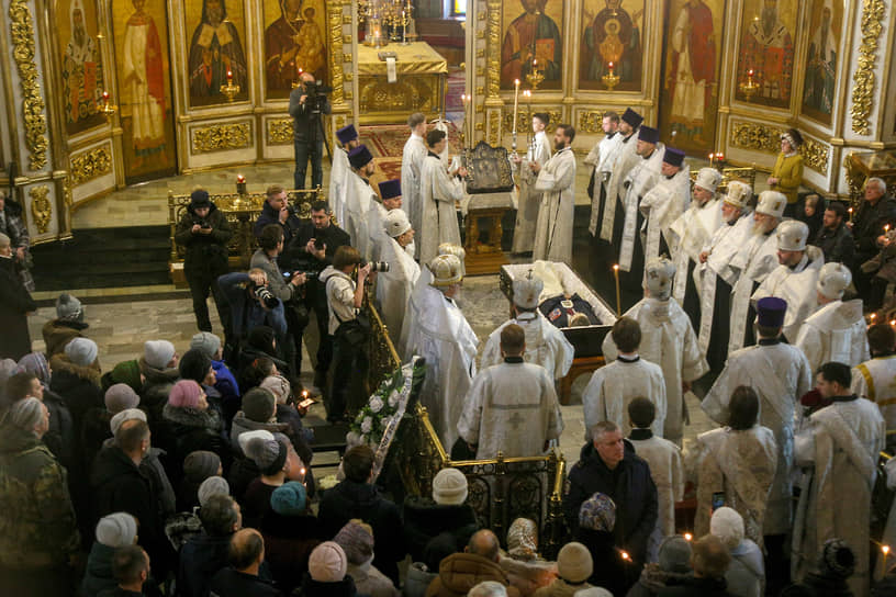 Церемония отпевания во время прощания с бывшим губернатором Кемеровской области Аманом Тулеевым в Знаменском кафедральном соборе
