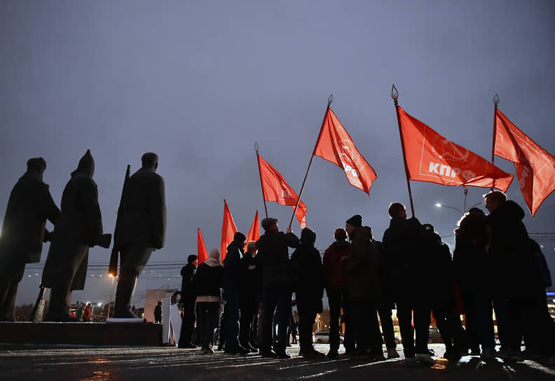 Демонстрация и митинг в честь 106-ой годовщины Великой Октябрьской социалистической революции, организованные КПРФ, на площади Ленина. Участники с красными флагами КПРФ во время митинга