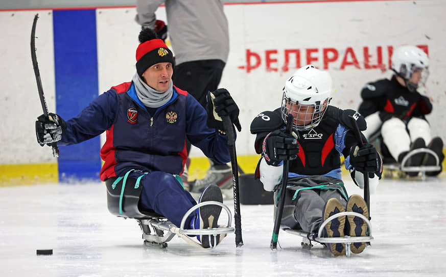 Дмитрий Удалов (слева), следж-хоккеист, трехкратный чемпион мира во время тренировки команды детей с ограниченными возможностями здоровья по следж-хоккею в Барнауле