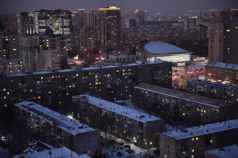 Вид с высоты на Железнодорожный район Новосибирска ночью