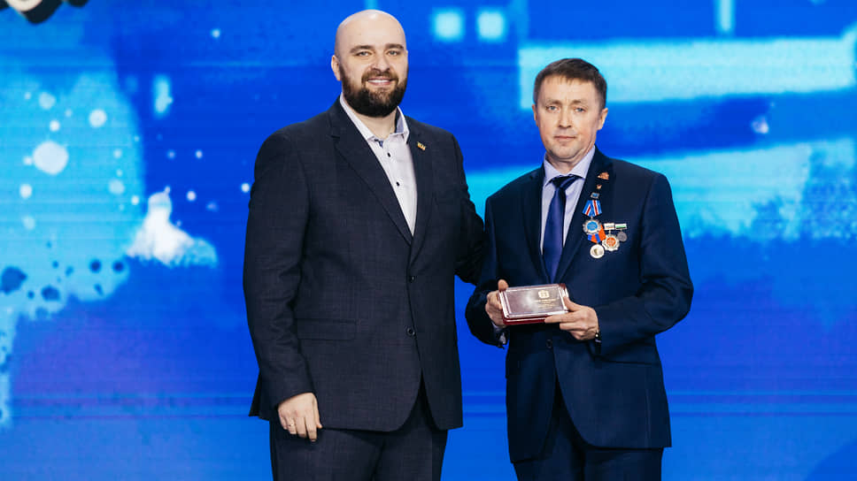 Награждает министр промышленности и торговли Кузбасса Леонид Старосвет (слева)