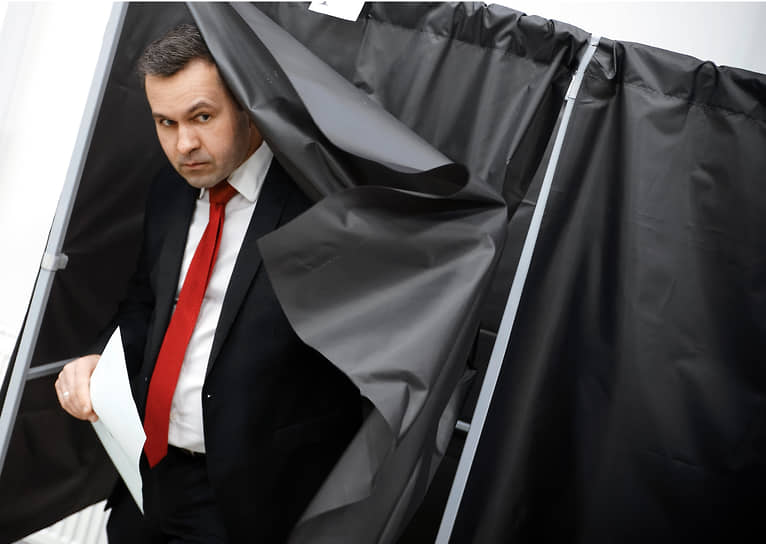 Мэр города Томска Дмитрий Махиня во время голосования на избирательном участке