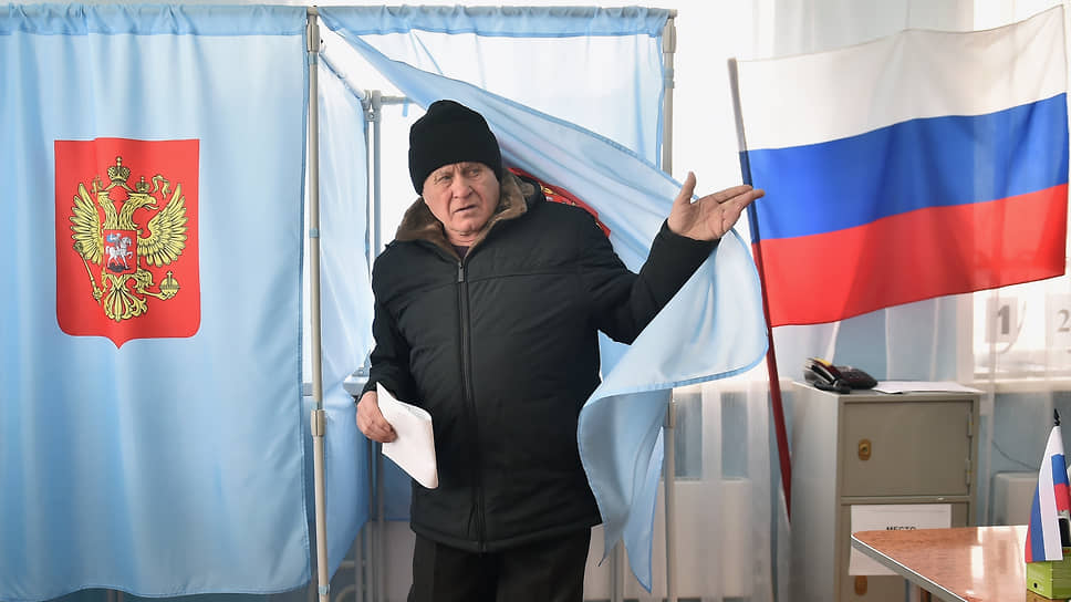 Выездное голосование в селе Чаус, Колыванский район, Новосибирская область. Мужчина во время голосования