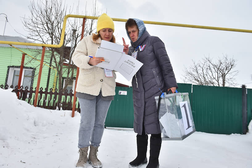 Сотрудницы избирательной комиссии с мобильной урной для голосования на улице села Подгорное Новосибирской области