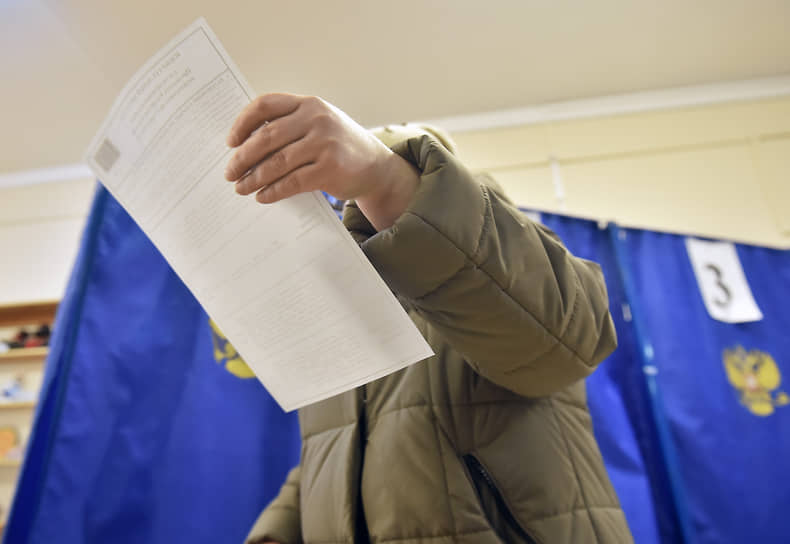Избиратели во время голосования на избирательном участке в Новосибирске