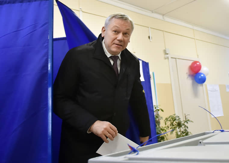 Губернатор Новосибирской области Андрей Травников во время голосования на избирательном участке