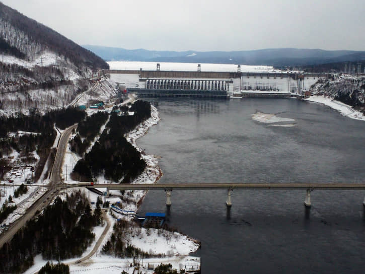 Красноярская ГЭС на реке Енисей в Красноярском крае