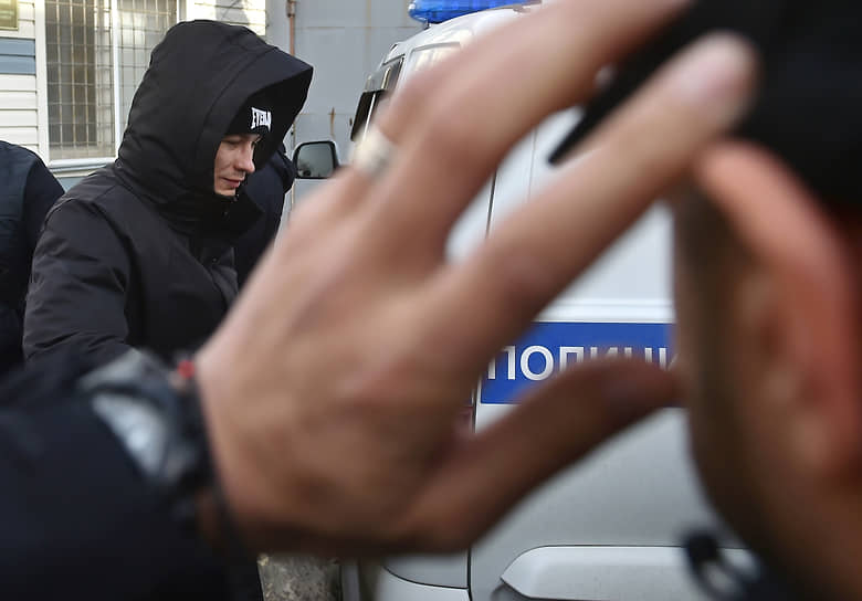 Актер Никита Кологривый во время выхода из спецприемника, где он провел 7 суток за хулиганство
