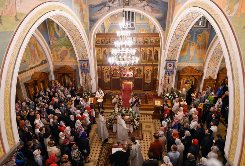 Праздничное Пасхальное богослужение в храме Святого Иоанна Предтечи в Красноярске. Верующие во время пасхальной службы