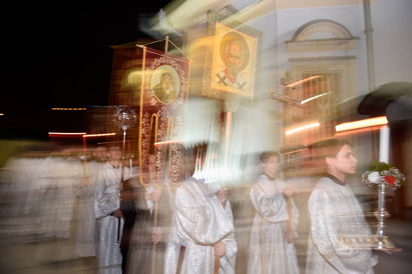 Праздничное Пасхальное богослужение в Вознесенском кафедральном соборе Новосибирска. Крестный ход