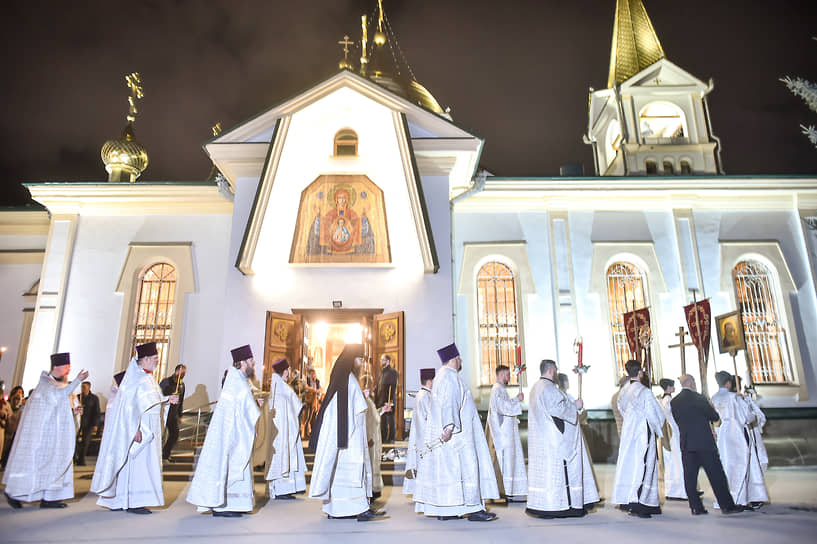 Праздничное Пасхальное богослужение в Вознесенском кафедральном соборе Новосибирска. Крестный ход