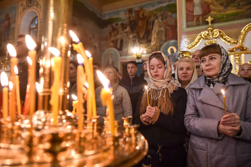 Верующие во время пасхальной службы в Вознесенском кафедральном соборе в Новосибирске