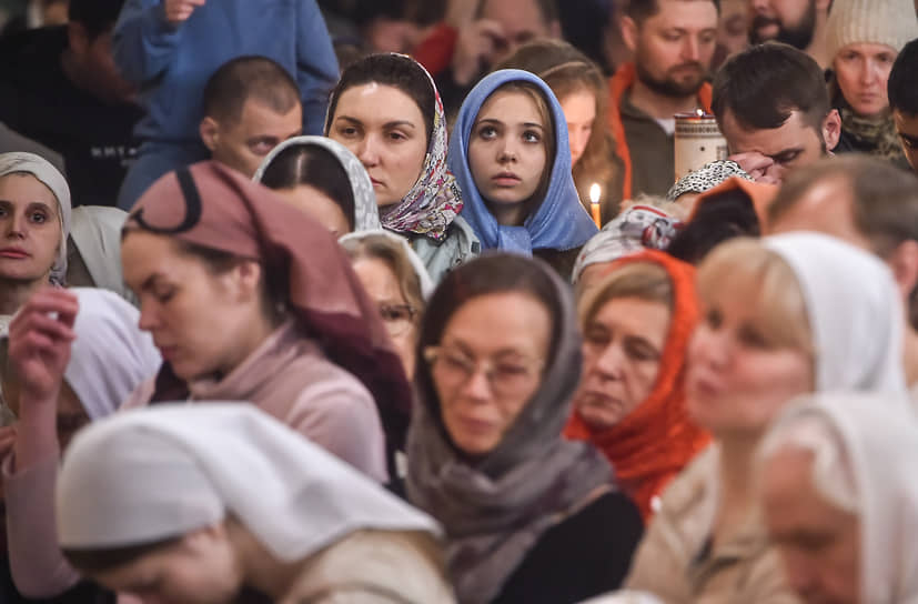 Верующие во время пасхальной службы в Вознесенском кафедральном соборе в Новосибирске