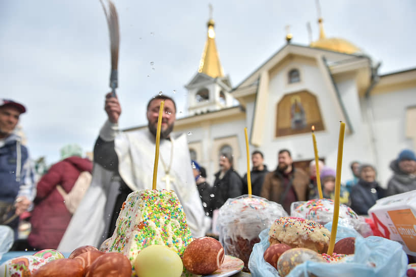 Освящение пасхальных куличей и яиц у Вознесенского кафедрального собора Новосибирска