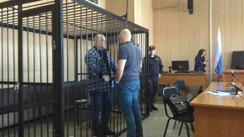 Дмитрий Гурулев (внесен в список экстремистов и террористов Росфинмониторинга) в центре