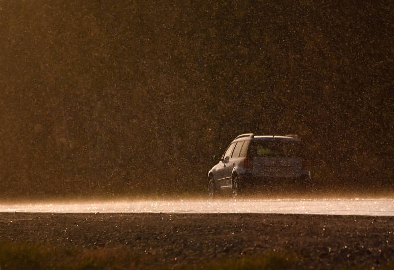 Автомобиль на федеральной трассе во время дождя, Омская область 
