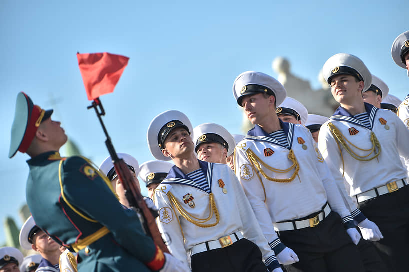 Военный парад на Площади Ленина в Новосибирске, посвященный 79-ой годовщине Победы в Великой Отечественной войне. Военнослужащие во время парада