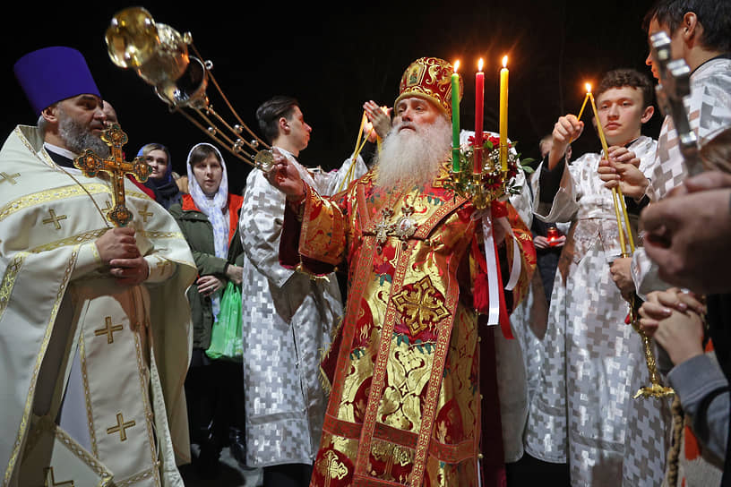 Митрополит Барнаульский и Алтайский Сергий (в центре) во время пасхального богослужения в Барнауле