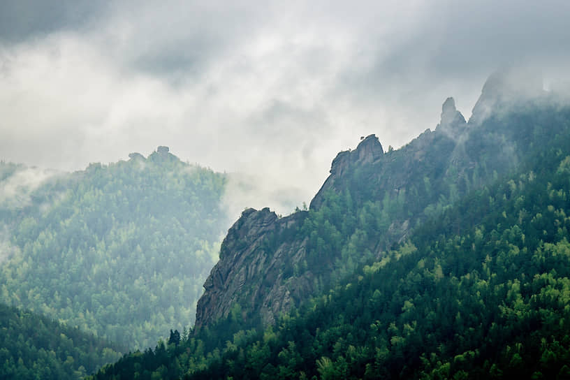 Виды Национального парка «Красноярские Столбы» во время утреннего тумана 