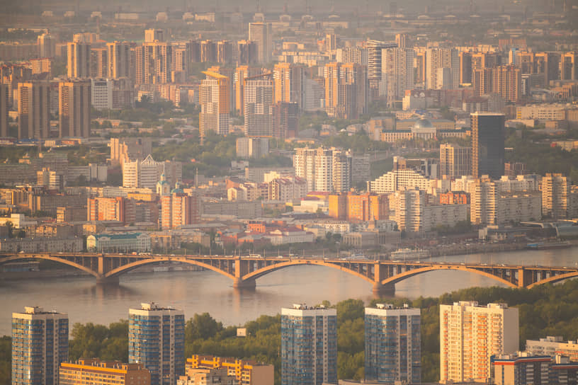 Вид на левый берег Красноярска во время заката