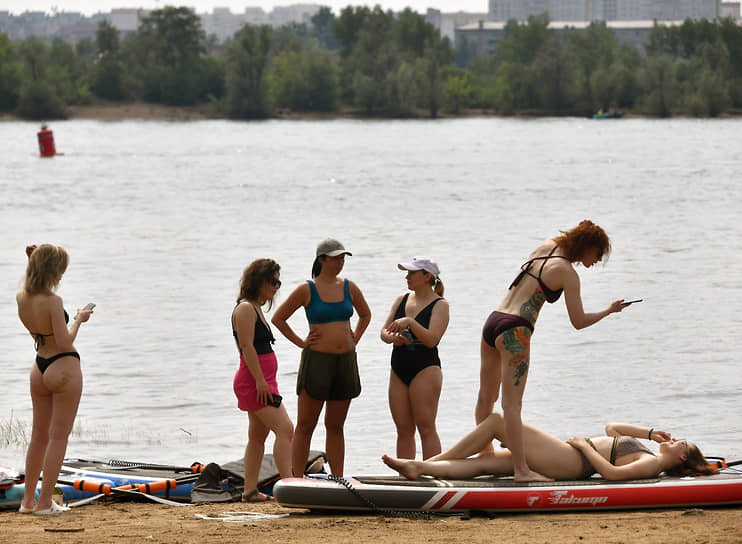 Виды Омска во время жары. Девушки загорают на берегу реки Иртыш