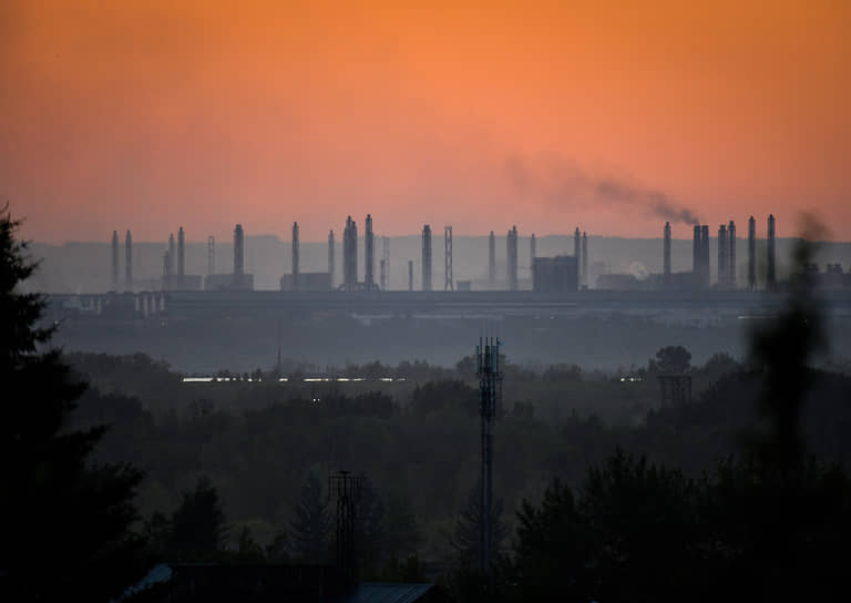 Вид на Красноярский алюминиевый завод (КрАЗ) во время заката