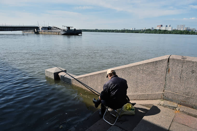 Подъем уровня воды в реке Обь в Новосибирске. Затопленная лестница на набережной