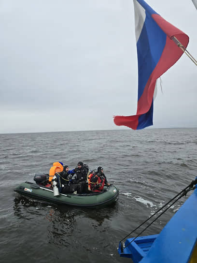 «Первые признаки парохода (обломки) были замечены более чем в 400 метрах от координат, указанных в разных источниках. Из-за сильной волны было сложно проводить поиски. Мы обозначили это место буем с грузом и стали ждать улучшения погоды. На следующий день около 14:00 появилось небольшое «окно», и мы сразу приступили к подводным работам» — рассказал руководитель Норильского отделения РГО Максим Миронов, возглавлявший экспедицию