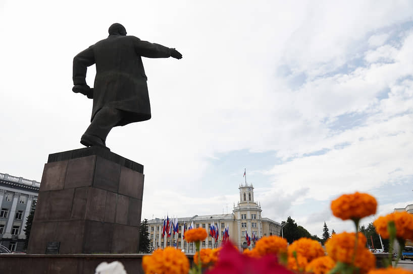 Памятник Владимиру Ленину на площади Советов в Кемерово