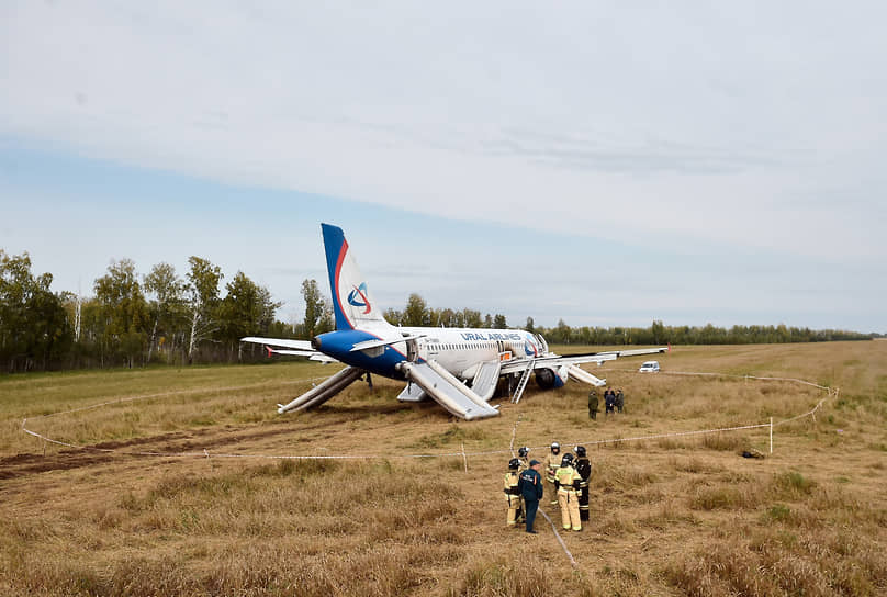 Согласно расследованию Росавиации, причиной аварийной посадки Airbus А320 стала ошибка экипажа. Пилоты неправильно оценили положение шасси и створок после отказа «зелёной» гидросистемы

