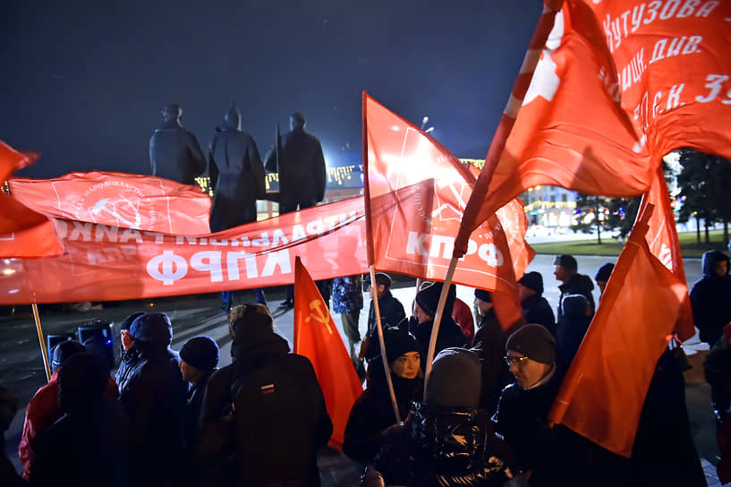 Демонстрация и митинг Новосибирского обкома КПРФ на площади Ленина в честь 107-ой годовщины Великой Октябрьской социалистической революции