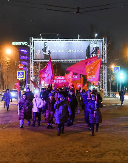 Митинг-шествие по случаю годовщины Октябрьской революции в Новосибирске. Участники шествия идут по Красному проспекту